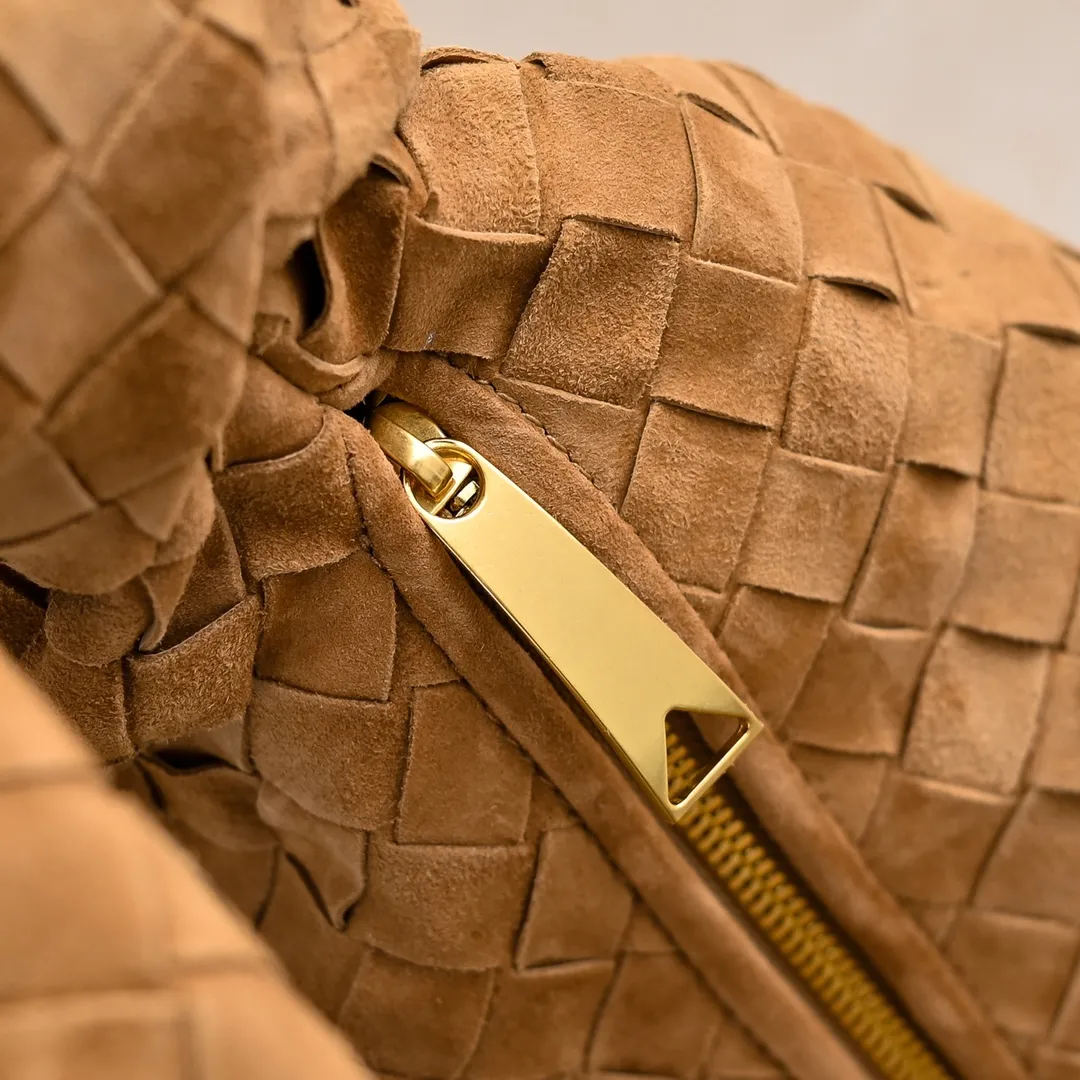 Batch 1960 #BV 𝗝𝗢𝗗𝗜𝗘# Street style’s new favorite fashionable large size 𝙟𝙤𝙙𝙞𝙚 It’s coming, it’s coming, it’s really coming! I have always thought that knitted BV is old-fashioned, until I met it - 𝙟𝙤𝙙𝙞𝙚, I realized that the original classic knitting elements and the new knot element design can be so fashionable! I have to admire Daniel Lee’s design talent! Large capacity to meet daily needs! Fashionable and versatile, it’s perfect for concave shapes, take it out to hit the streets! Size: 48*40*16 Style number: 6698